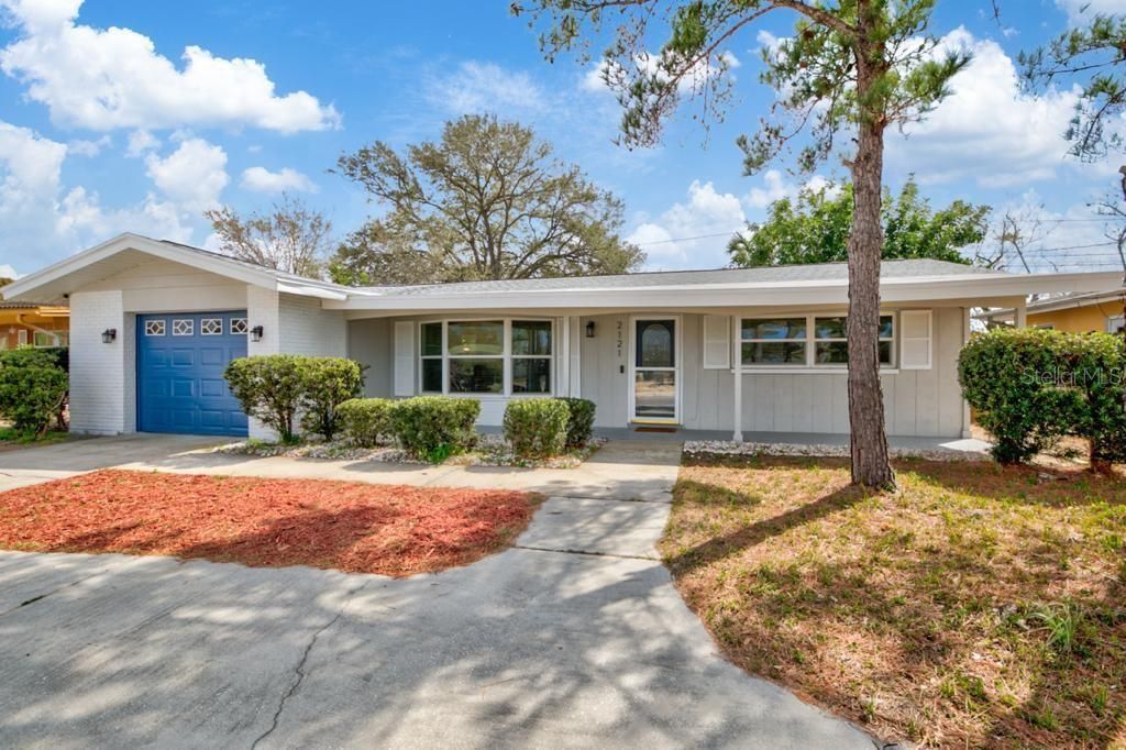 Attached, Exterior, Facade, Ranch