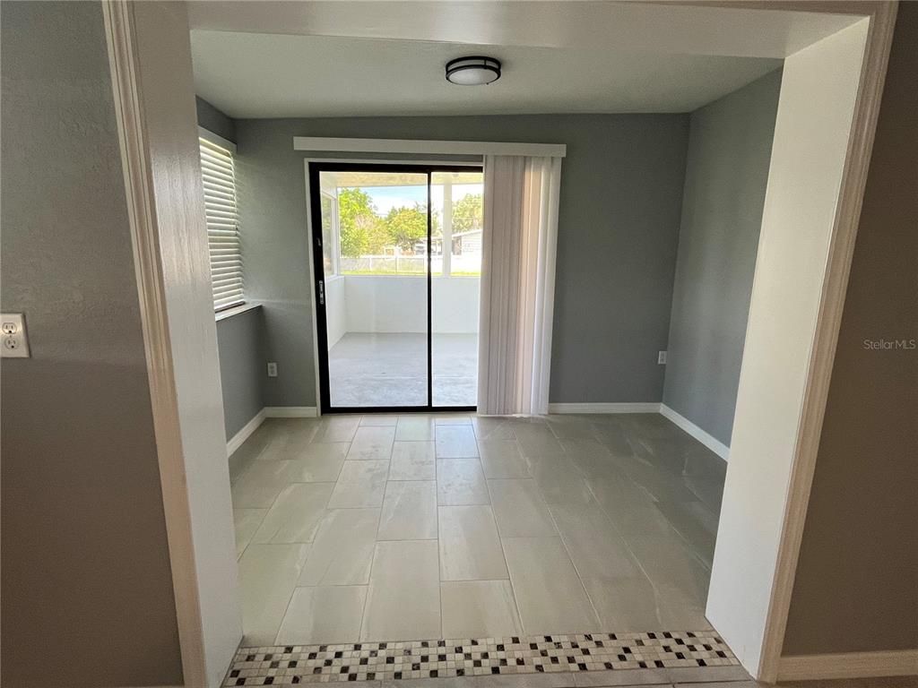Empty room, Interior