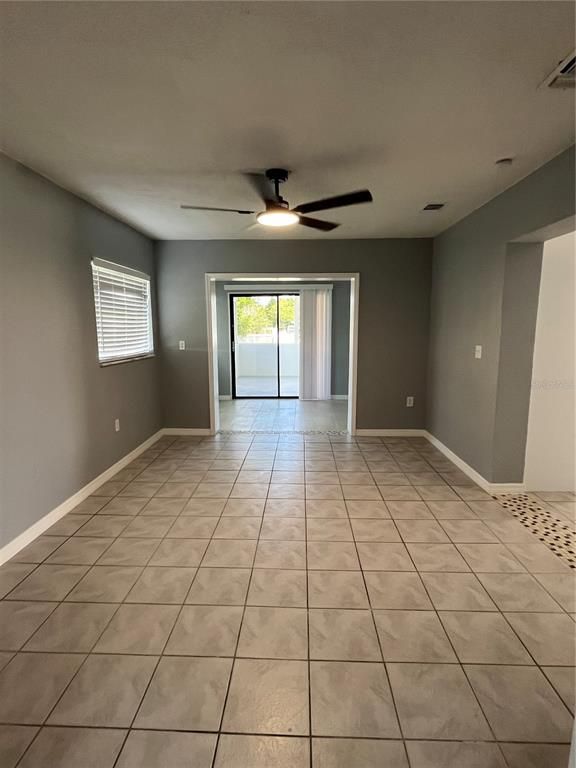 Empty room, Interior