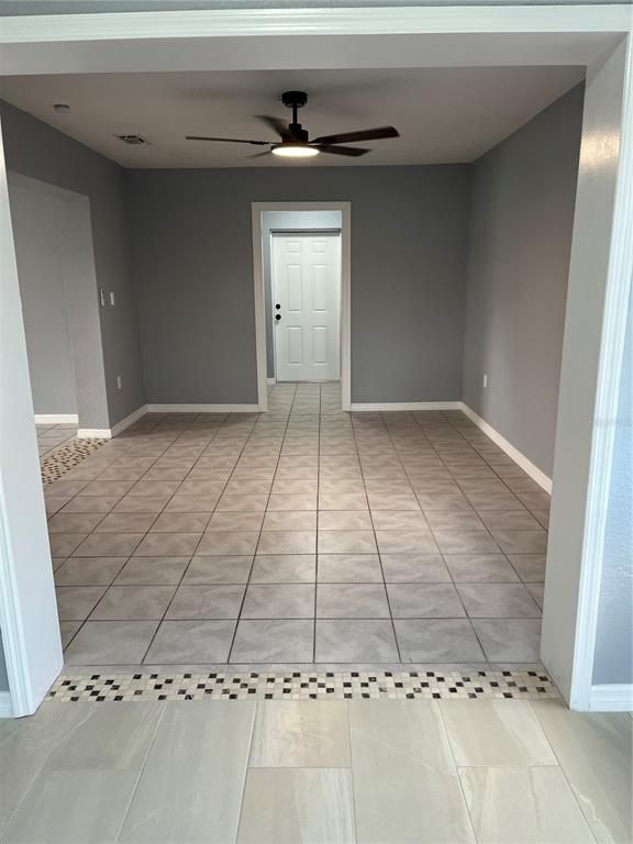Empty room, Interior