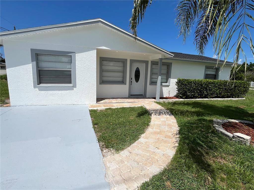 Exterior, Facade, Ranch