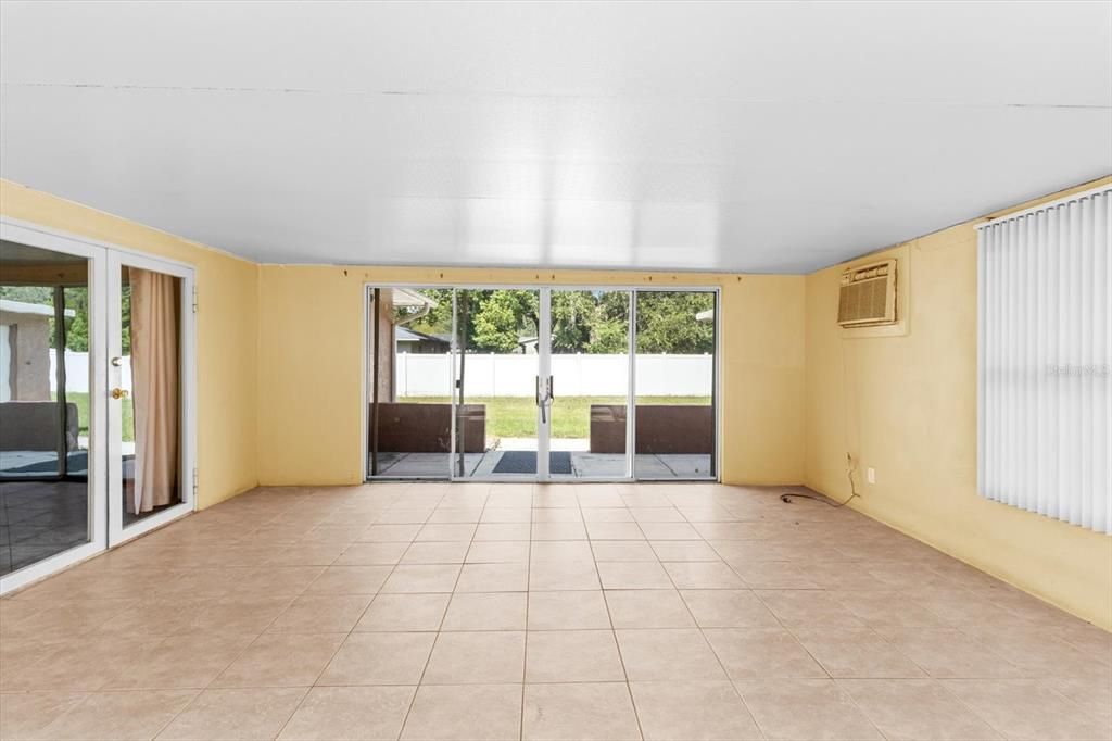 Empty room, Interior