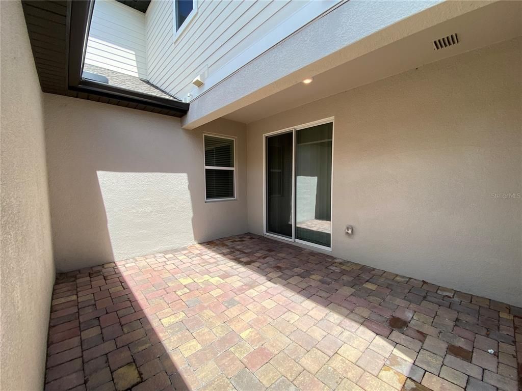 Empty room, Exterior