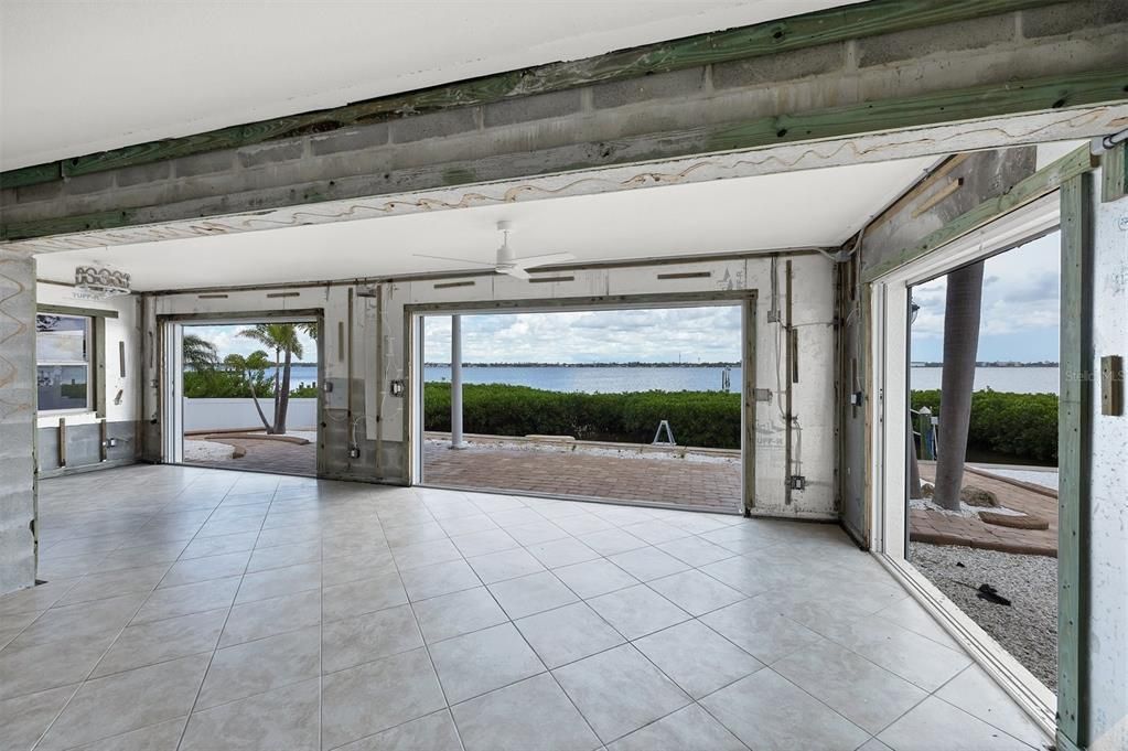 Empty room, Interior, Water