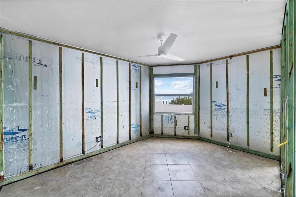 Empty room, Interior