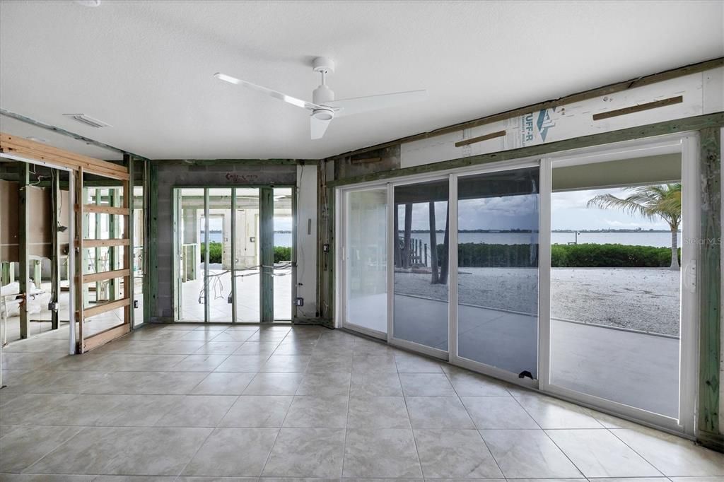 Empty room, Interior