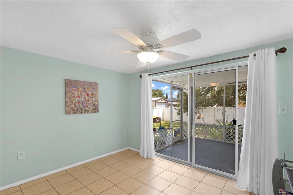 Empty room, Interior