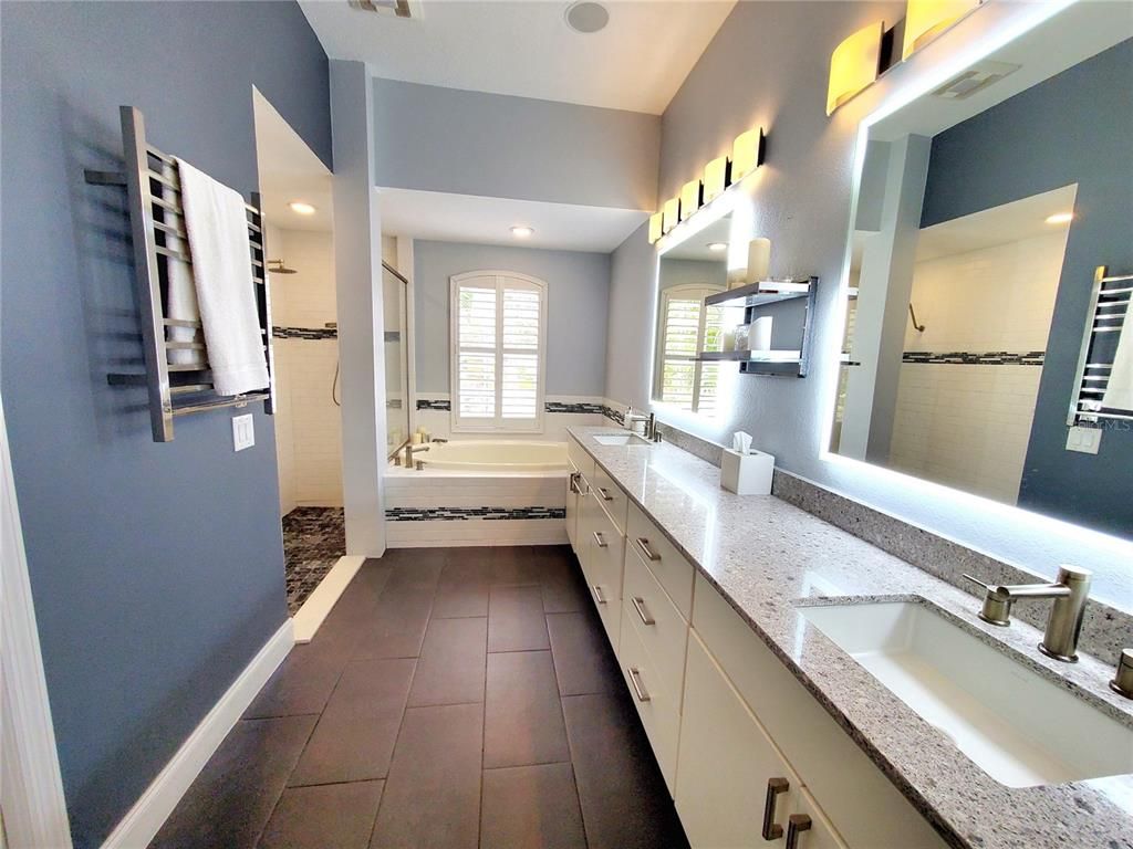 Bathroom, Dual Sink Vanities, Interior, Recessed Lighting