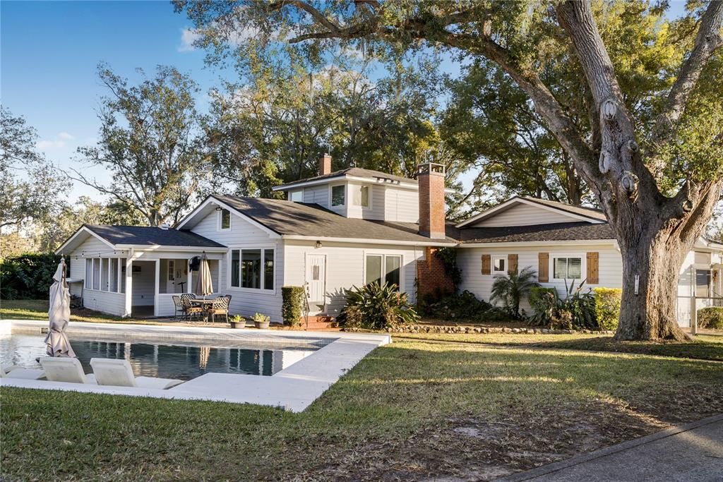 Exterior, Facade, Pool, Ranch