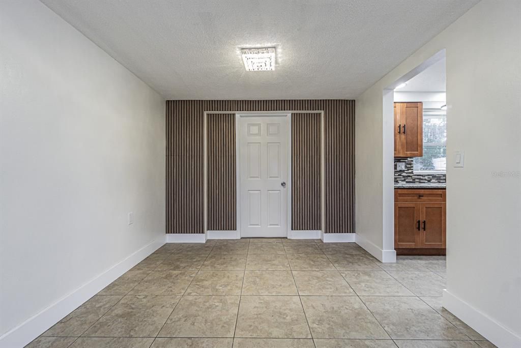 Empty room, Interior
