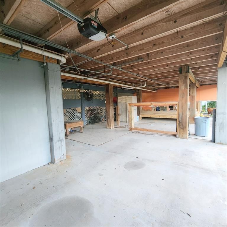 Garage, Interior, Wooden Beams