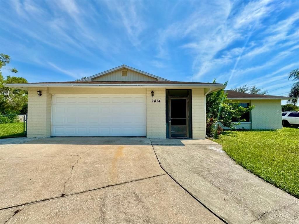 Attached, Exterior, Facade, Ranch