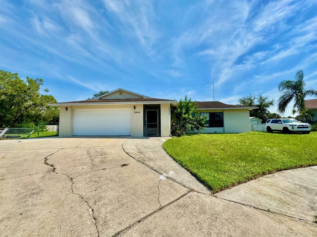 Attached, Exterior, Facade, Ranch