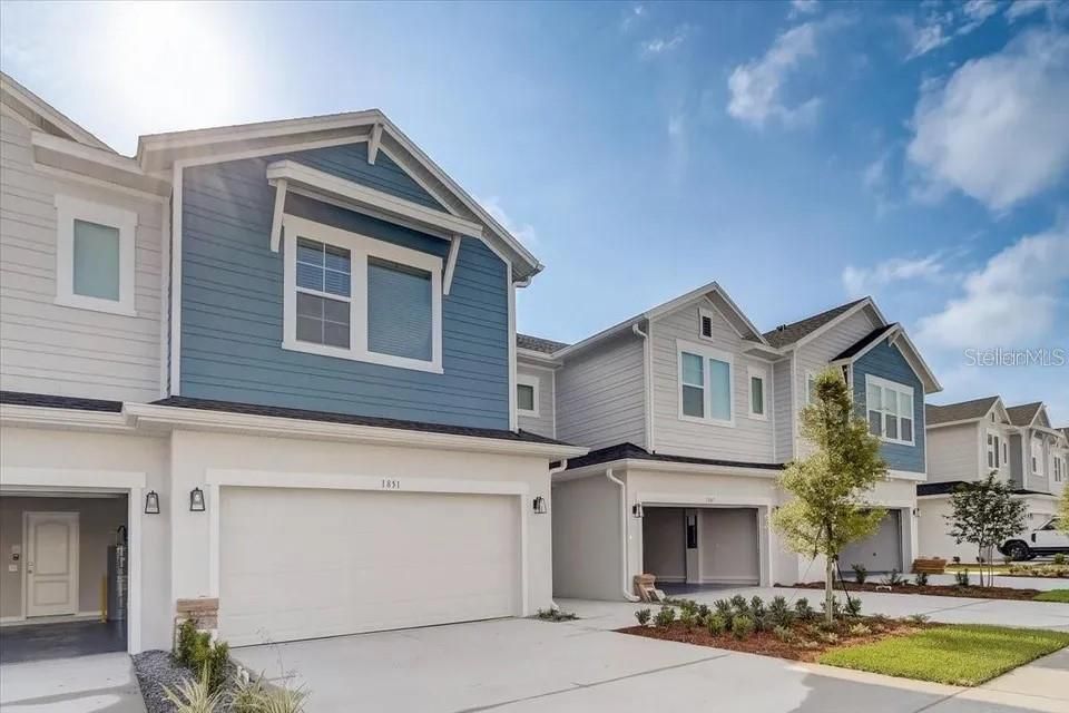 Attached, Exterior, Facade, American Craftsman