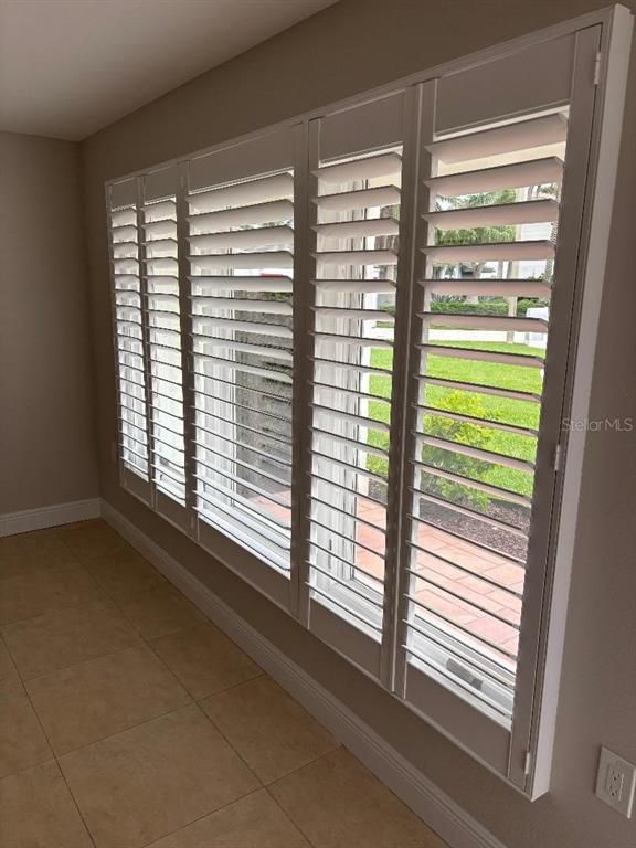 Empty room, Interior