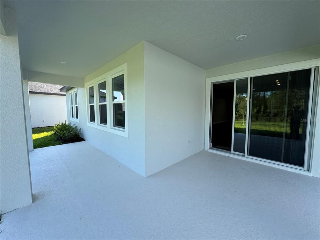 Empty room, Exterior