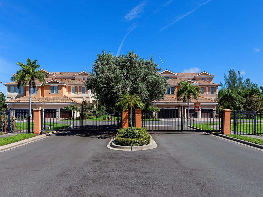 Attached, Exterior, Facade, Rowhouse