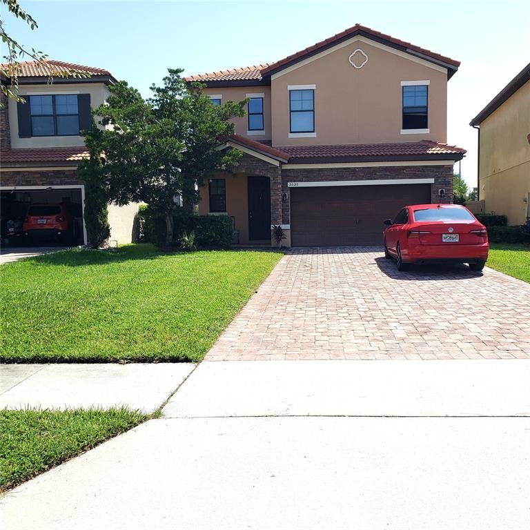 Attached, Exterior, Facade, Mediterranean