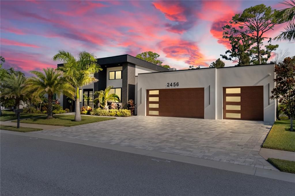 Attached, Exterior, Facade, Modern