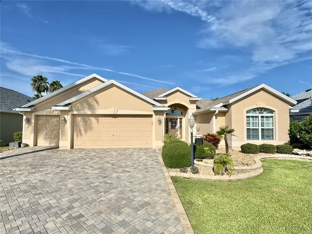 Attached, Exterior, Facade, Ranch