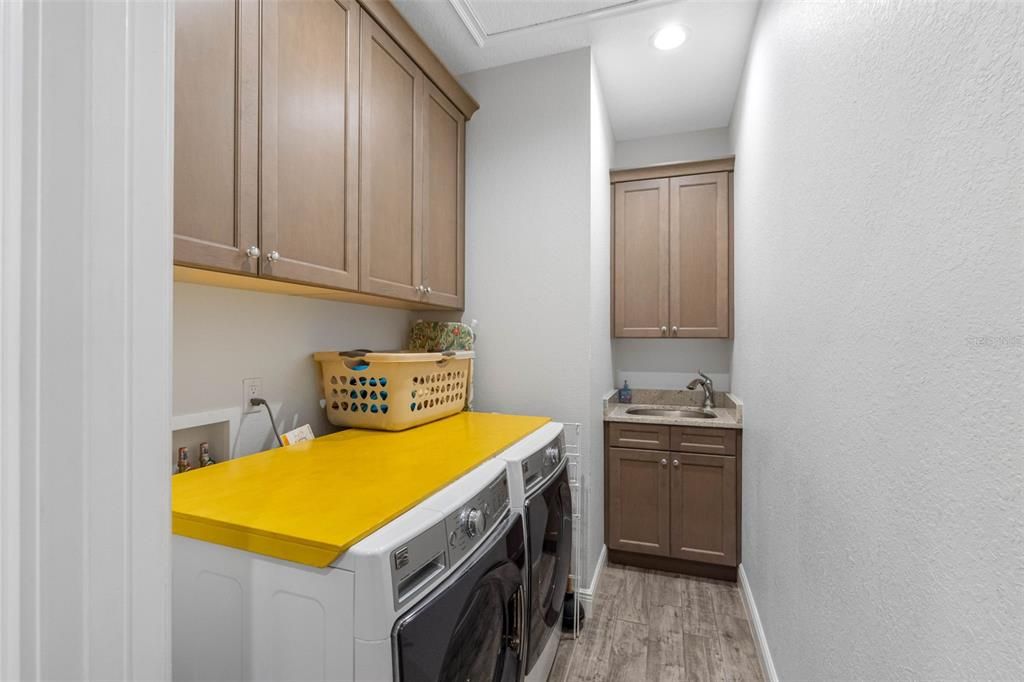 Interior, Recessed Lighting, Washer, Wood Texture Flooring