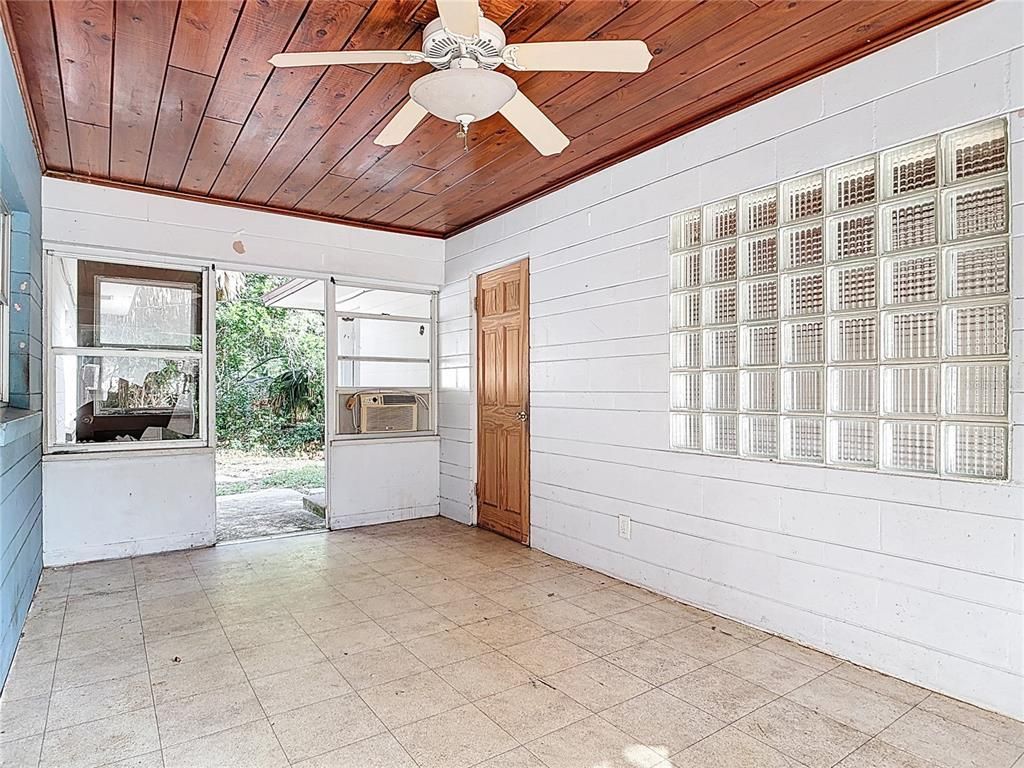 Empty room, Interior, Wooden Ceilings