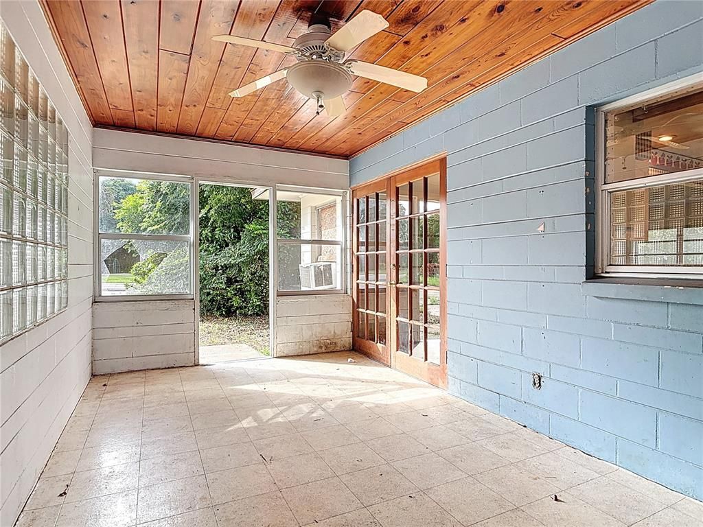 Empty room, Interior, Wooden Ceilings