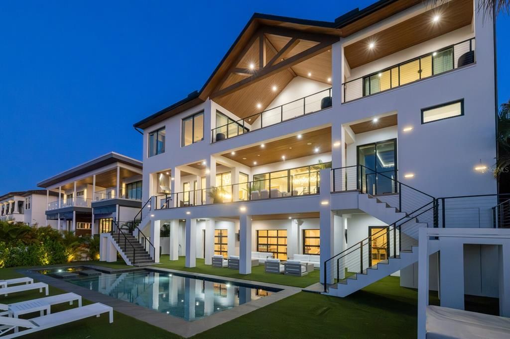 Exterior, Facade, Pool, Modern