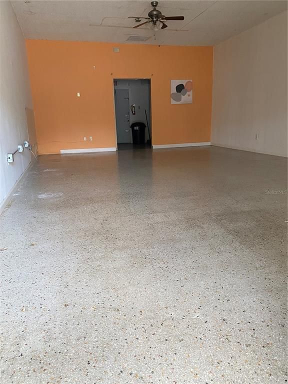 Empty room, Interior