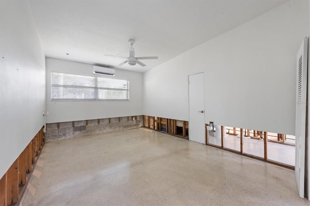 Empty room, Interior