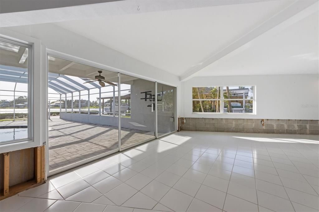 Empty room, Interior