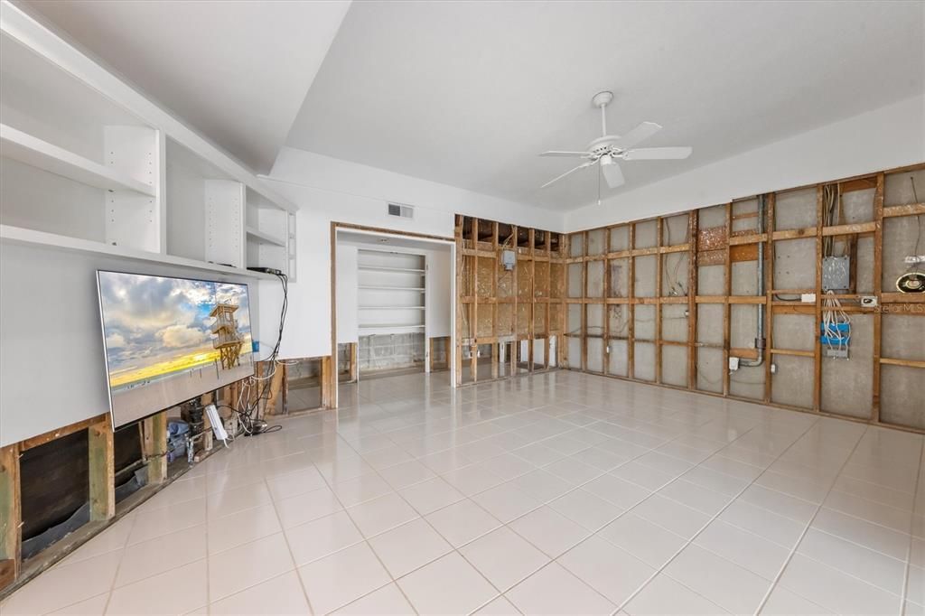 Empty room, Interior