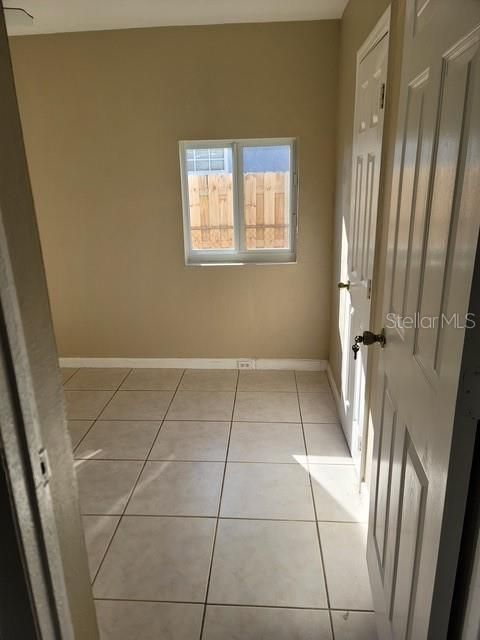 Empty room, Interior