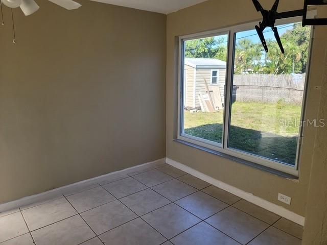 Empty room, Interior