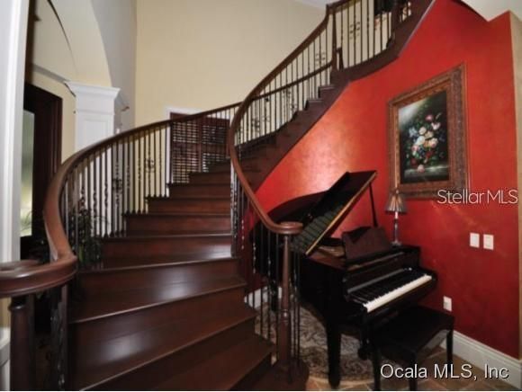 Interior, Piano