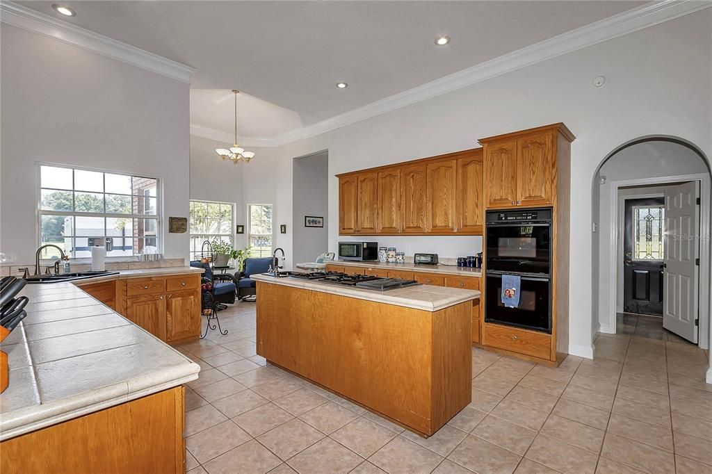 Chandelier, Dining room, Interior, Kitchen, Pendant Lights, Recessed Lighting, Tile Countertops