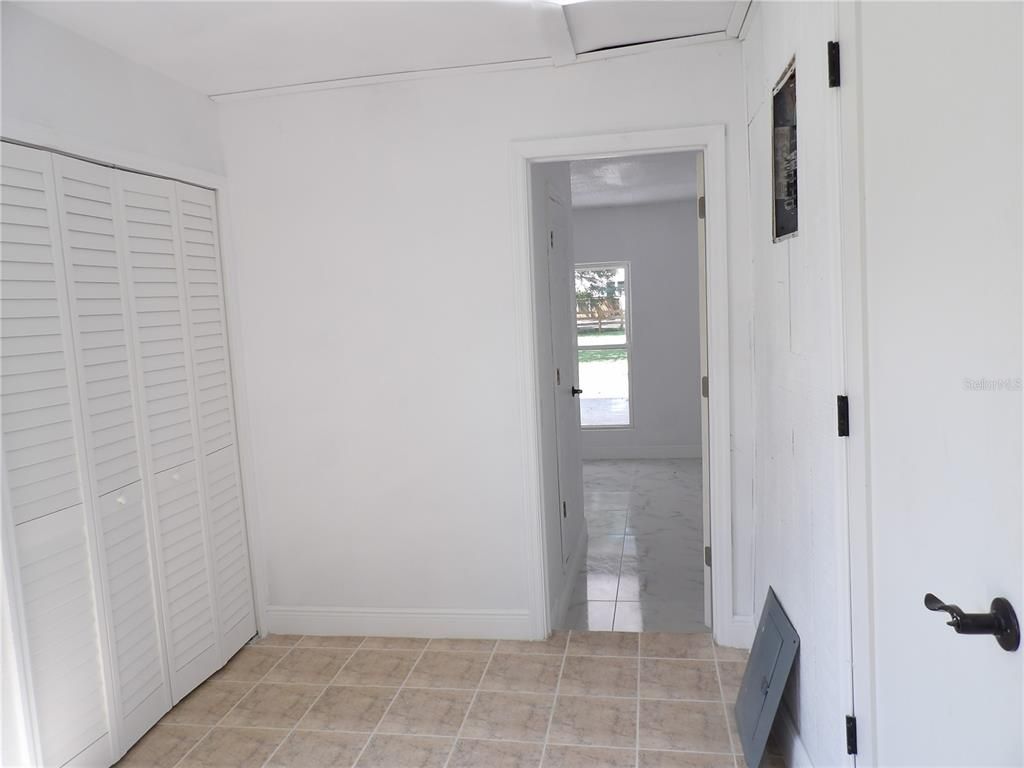 Empty room, Interior