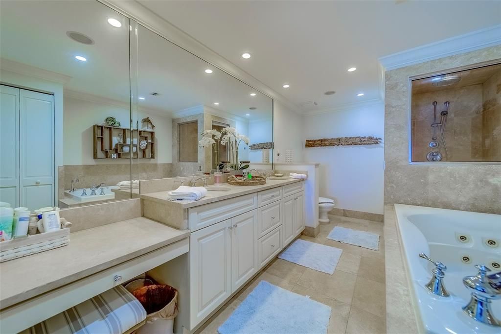 Bathroom, Dual Sink Vanities, Interior, Recessed Lighting