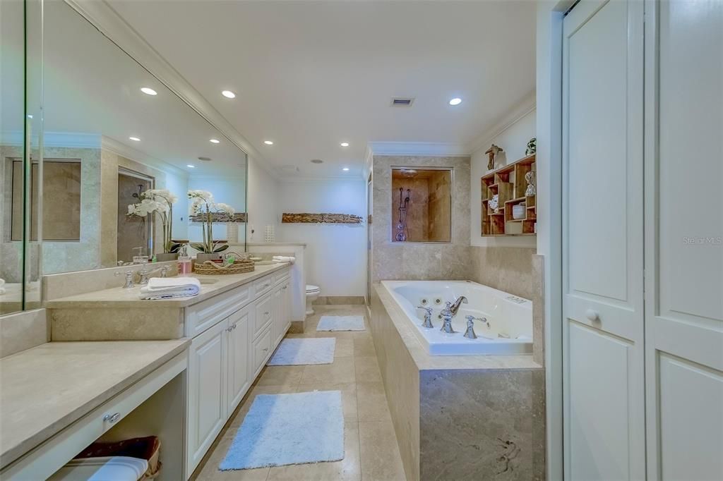 Bathroom, Dual Sink Vanities, Interior, Recessed Lighting