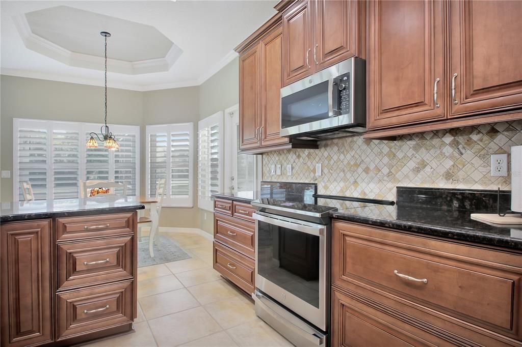 Chandelier, Dining room, Interior, Kitchen, Pendant Lights, Stainless Steel Appliances