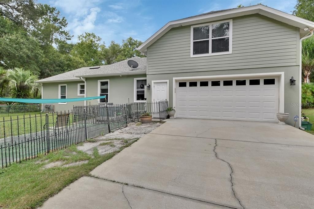 Attached, Exterior, Facade, American Craftsman