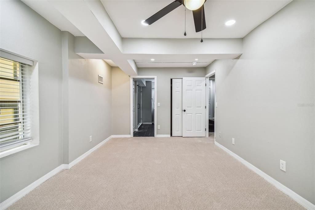 Empty room, Interior, Recessed Lighting
