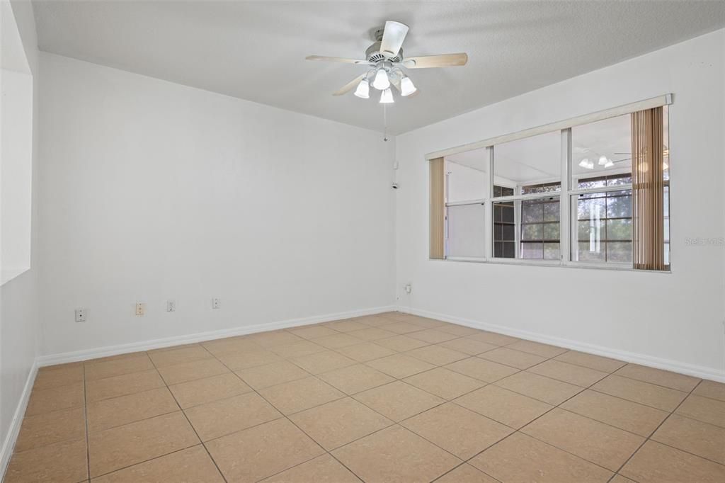 Empty room, Interior
