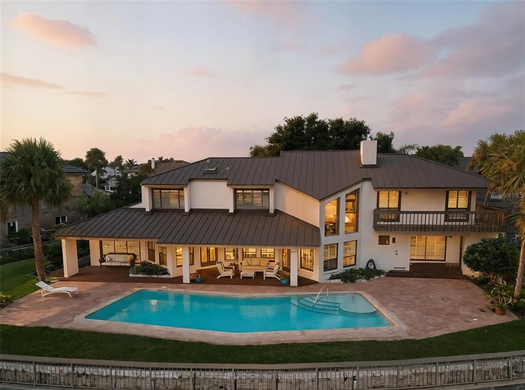 Exterior, Facade, Pool, Modern