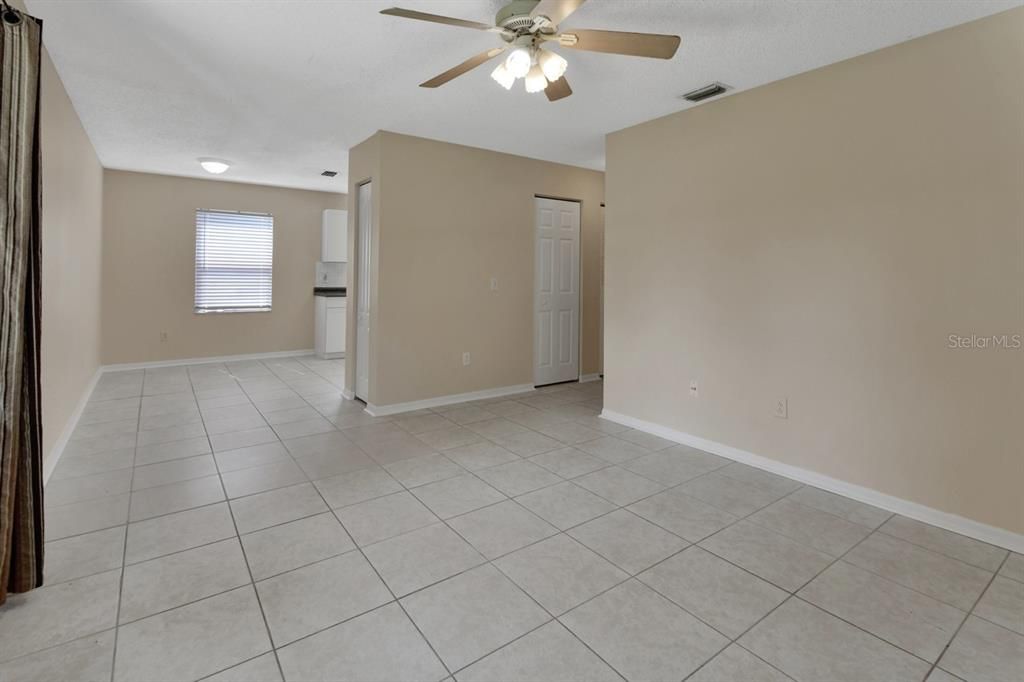 Empty room, Interior