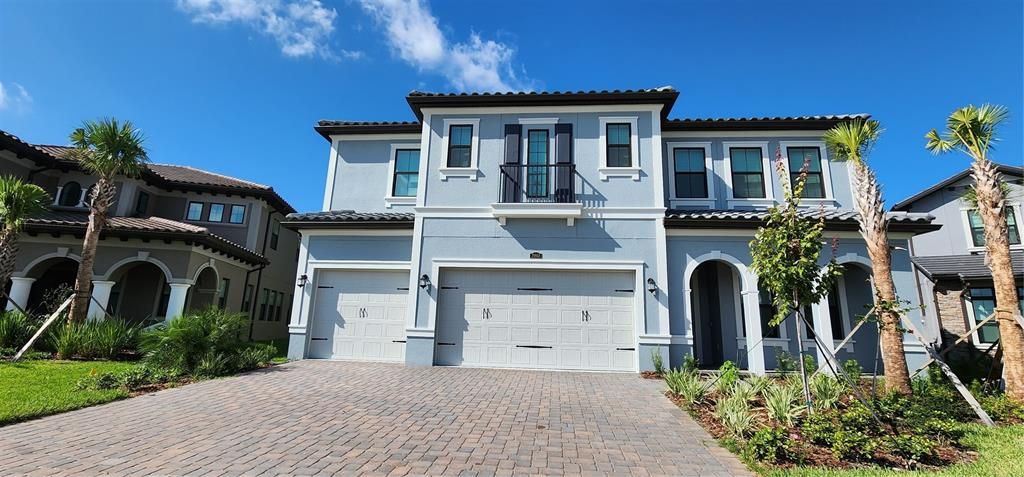 Attached, Exterior, Facade, Mediterranean