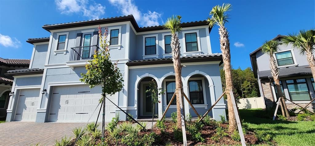 Attached, Exterior, Facade, Mediterranean