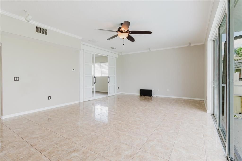 Empty room, Interior