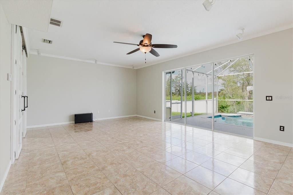 Empty room, Interior