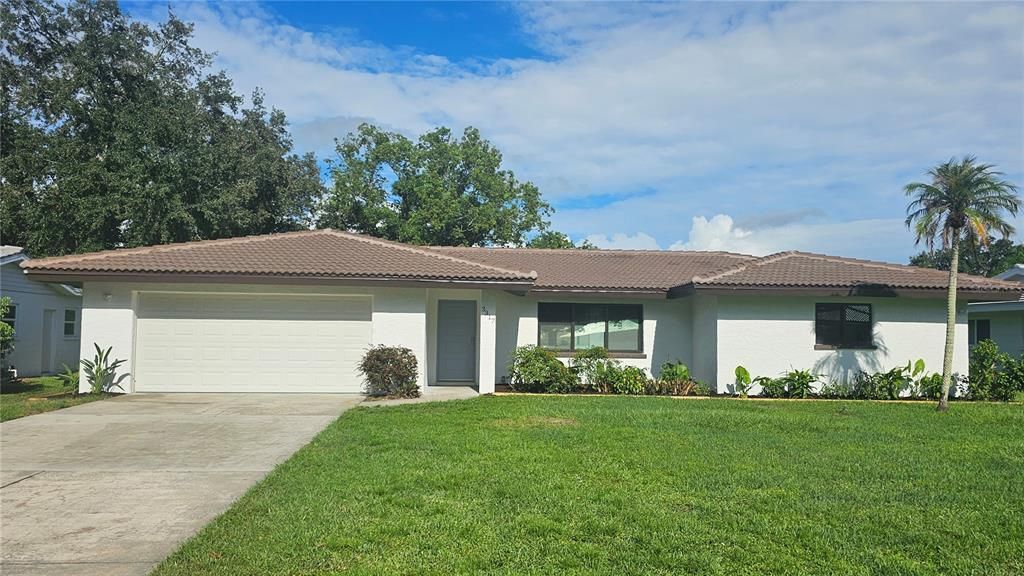 Attached, Exterior, Facade, Ranch